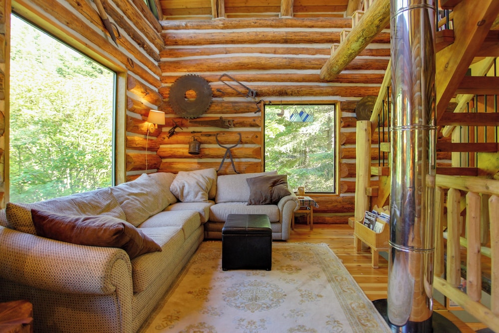 Cozy Easton Cabin w/ Wenatchee Nat'l Forest Views! view 3