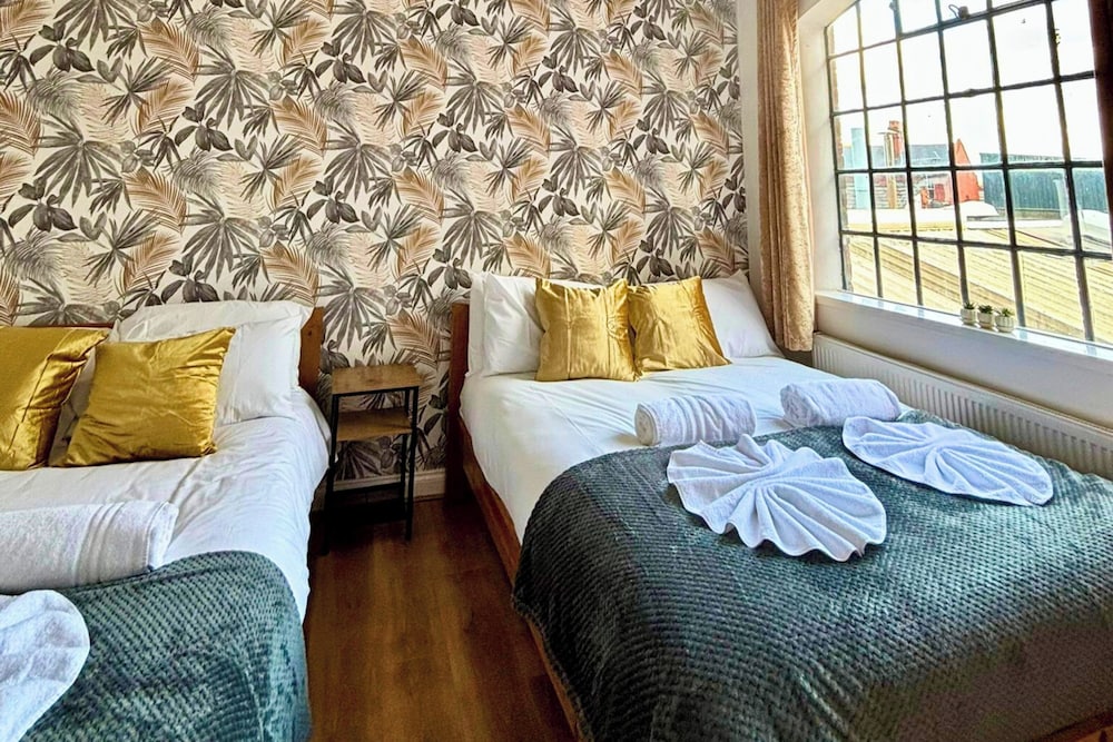 3 Bed Flat - Sleeps 8 - Parking - Wifi