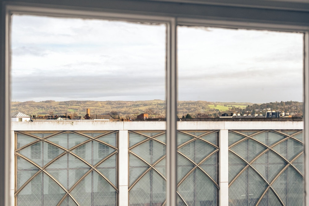 Stunning High Street Loft in Cheltenham