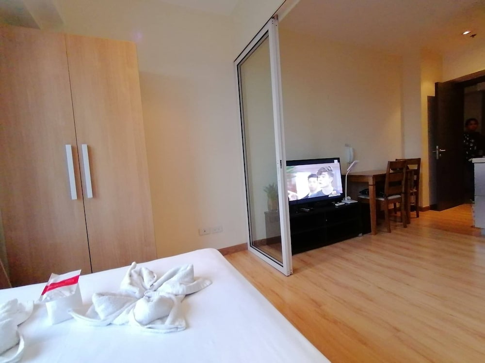 Happy Suites at Knightsbridge Res Makati view 4