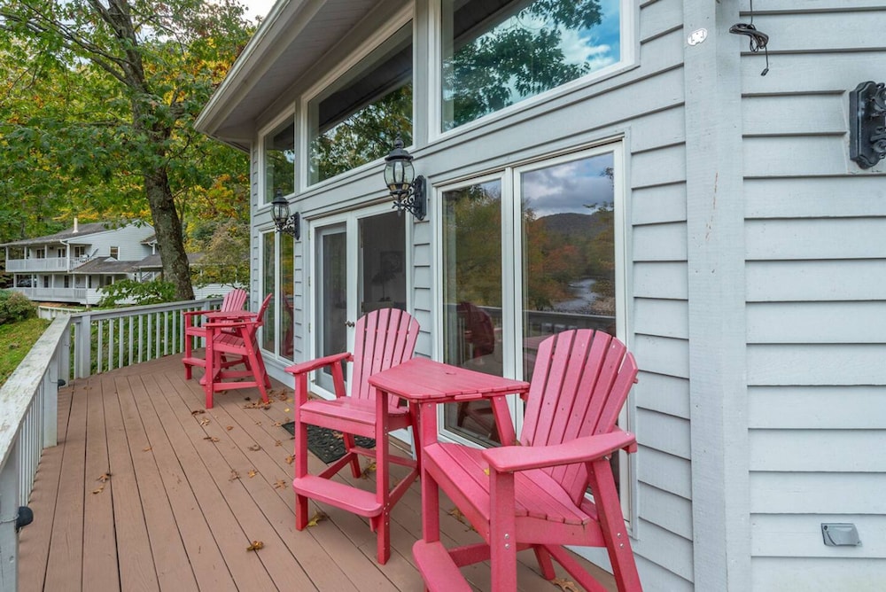 Riverfront Sanctuary Your Mountain Getaway