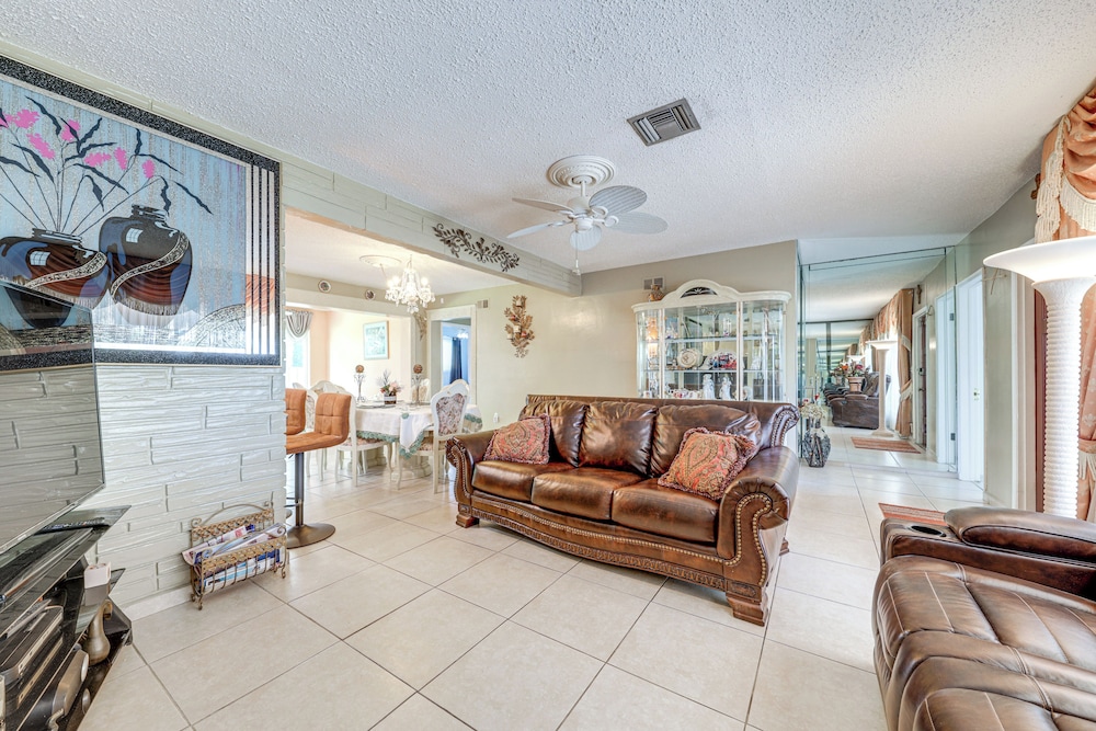 4 Mi to Hard Rock Stadium: Miramar Home w/ Bbq!