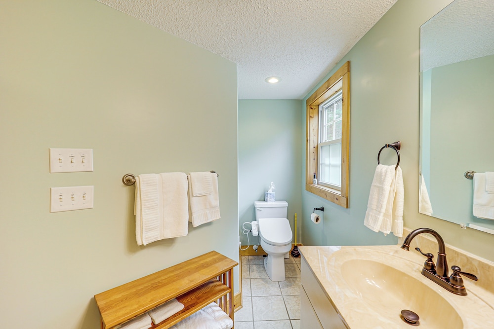 Pet-friendly Cabin w/ Hot Tub in North Carolina!