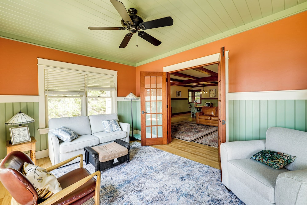 Hamlin Lake Retreat: Spacious Stay for Groups!