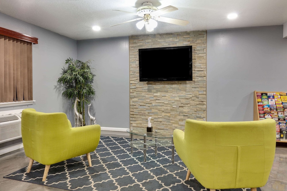 Super 8 by Wyndham San Antonio Pearl District / Downtown - Image 3