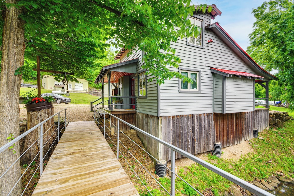 Hike, Swim & Fish: Lakefront Cabin in Roach!