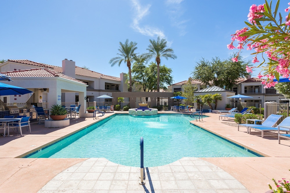 Solace - Community Pool & Gym -walk to Restaurants