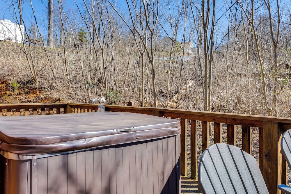 2 Mi to Dtwn Gatlinburg: Mountain Cabin w/ Hot Tub