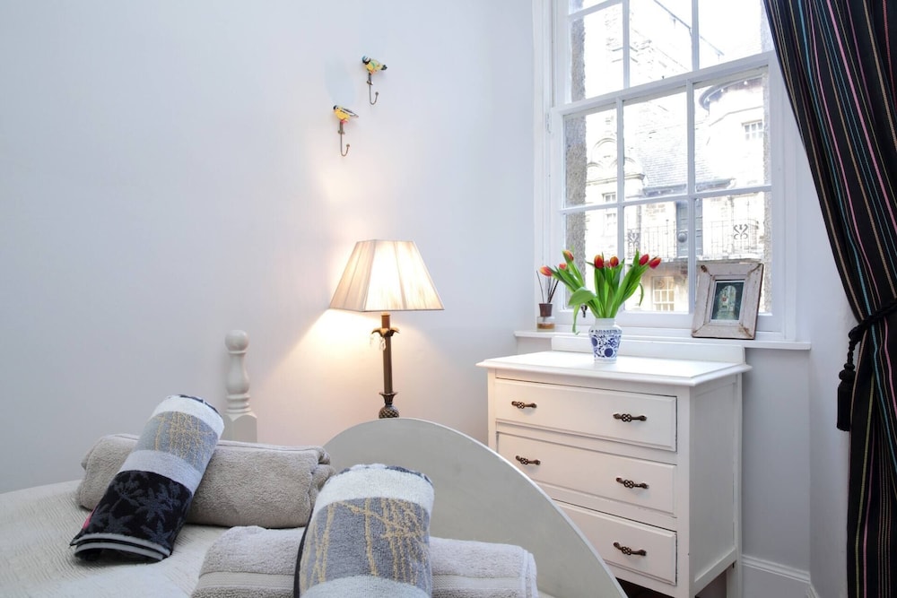 JOIVY Royal Mile Tower Apartment view 4