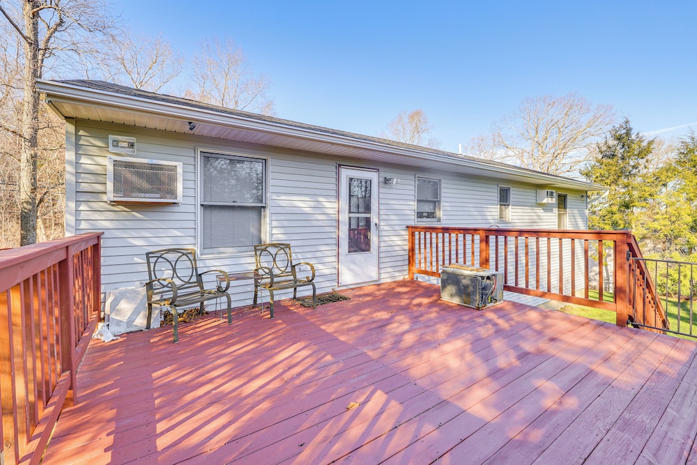 Pool, Deck & Grill: Spacious Apt in Naugatuck!