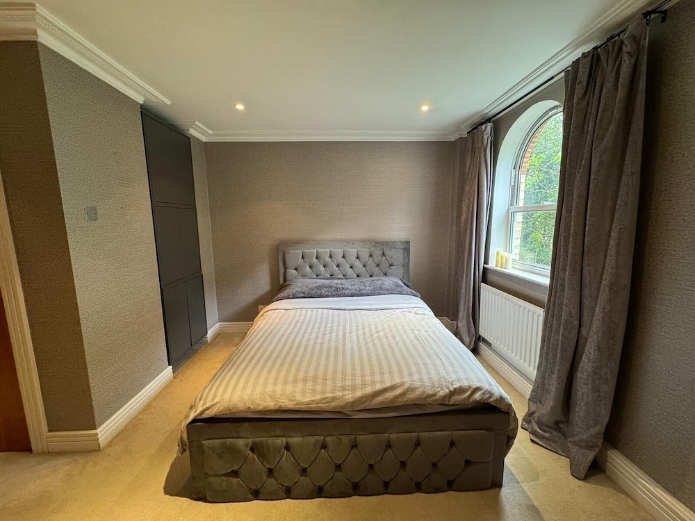 Luxury Apartment In London - Pool Spa & Gym