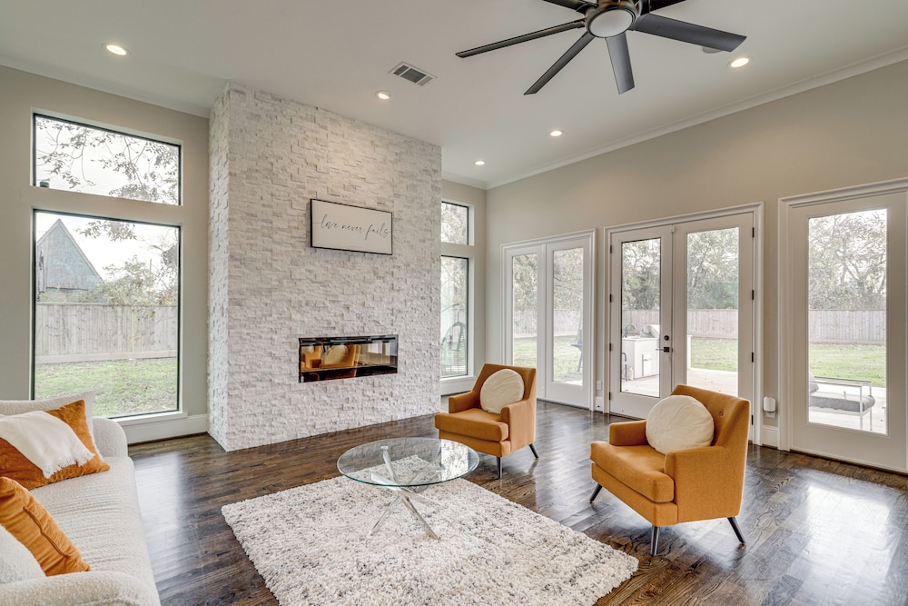 9 Mi to Downtown Houston: Spacious Group Getaway
