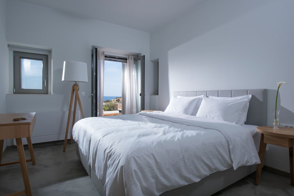 Luxury Villa With Stunning Views in Agios Nikolaos view 5