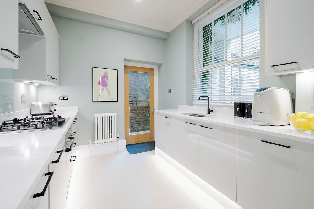 Luxury Oasis in South Kensington WITH AC