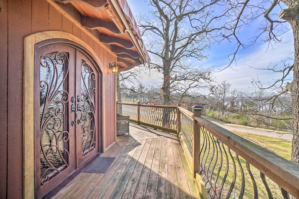 'sunset Bluff Treehouse': On Bull Shoals Lake! view 3