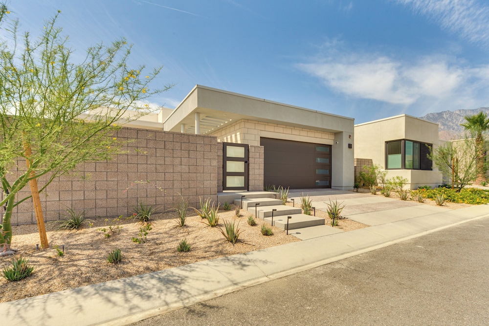 Desert Oasis in Palm Springs w/ Resort-style Perks