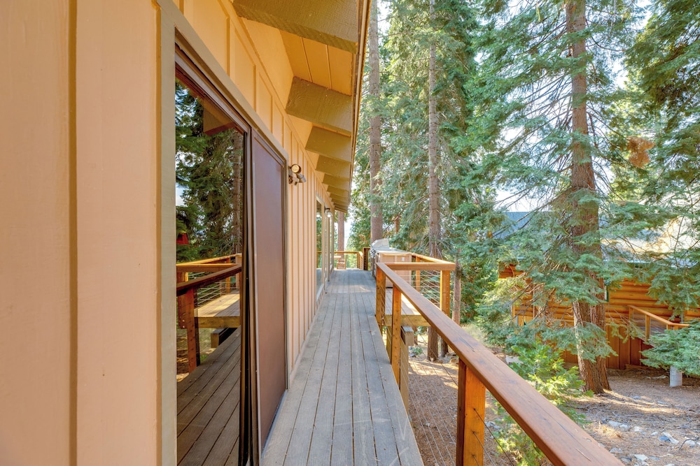 1 Mi to Beach & Golf Course! Lake Almanor Cabin