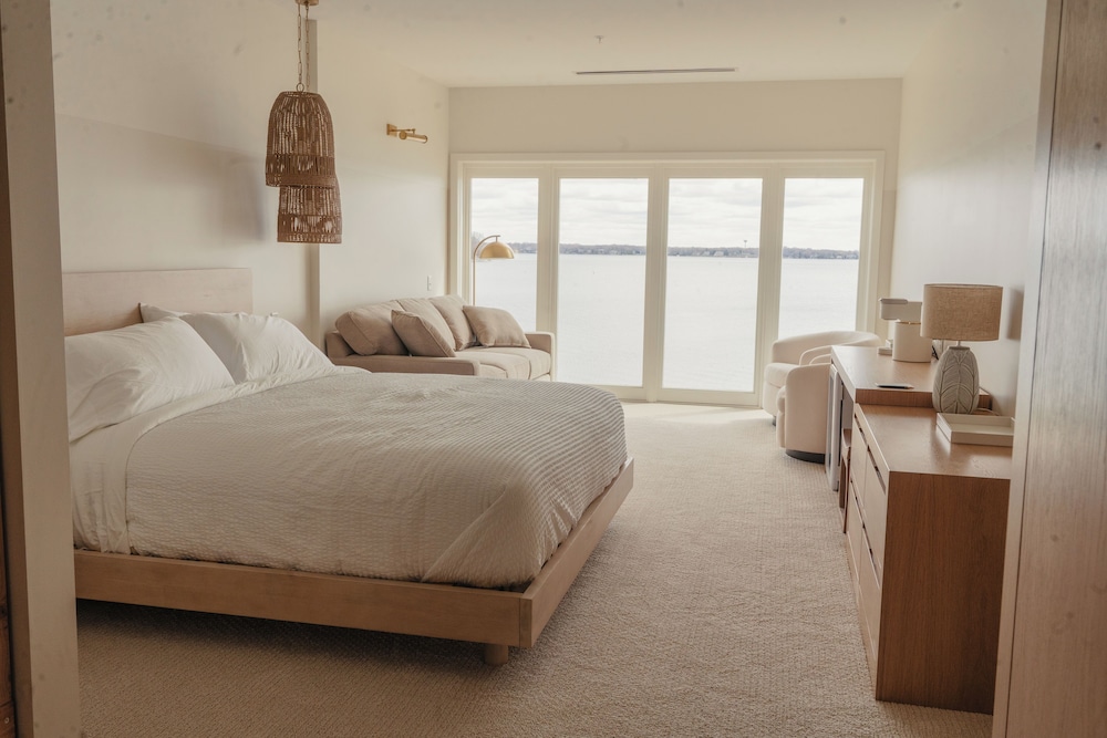 The Shoreline Hotel