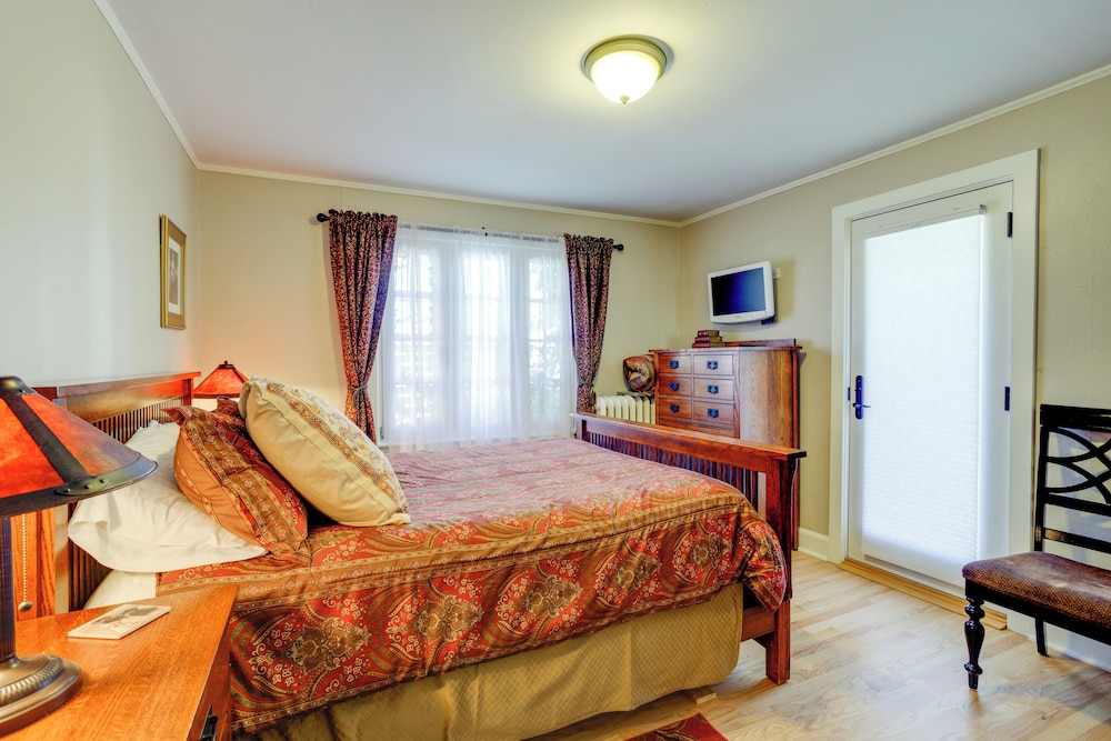 Yard & Grill: Centrally Located Denver Retreat!
