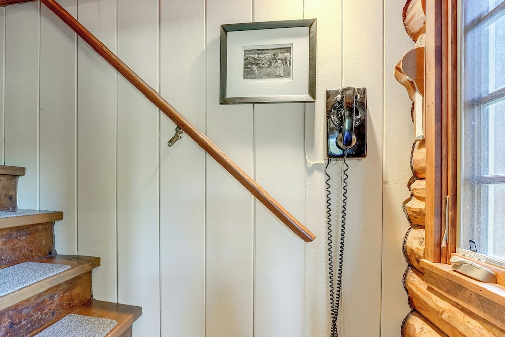 Cozy Log Cabin Near Mt Snow: Views, Modern Comfort
