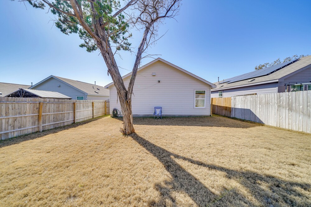 7 Mi to Alamo Ranch Mall: Home w/ Large Yard!