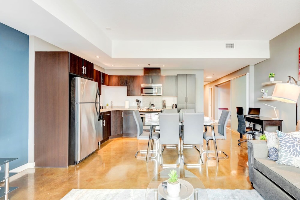 Downtown Condo w Incredible Views and BBQ