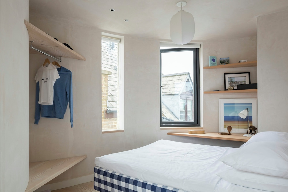 Blythe Road by Onefinestay