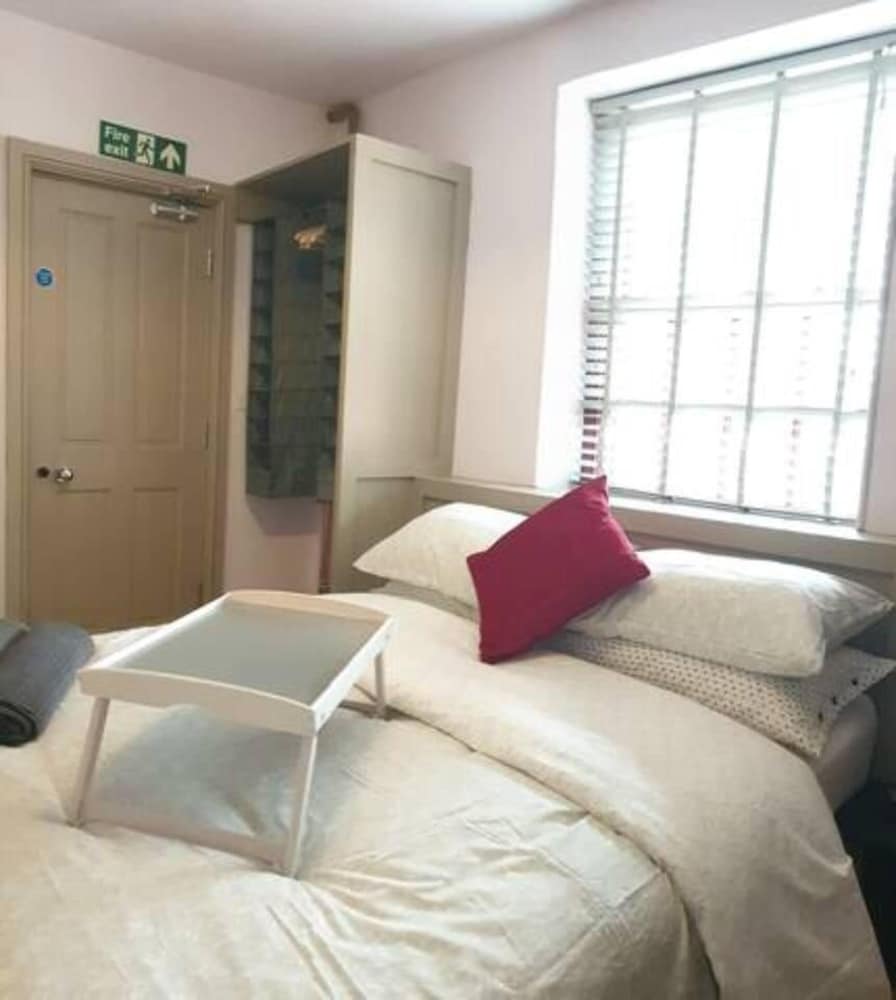 Turner - En-suite Room in Canalside Guesthouse view 2