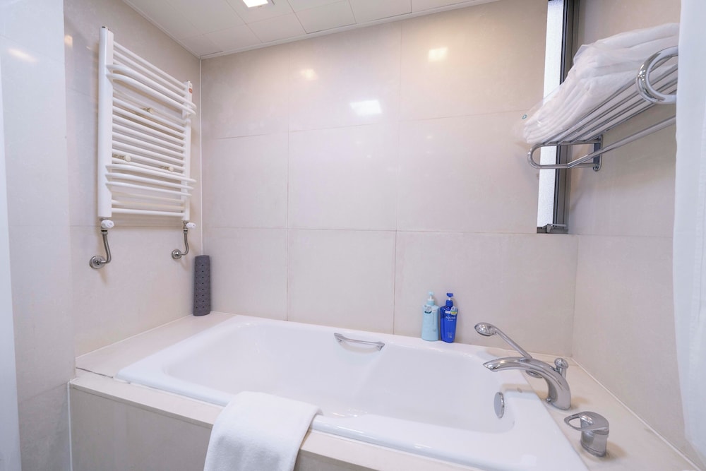 Tyms Stylish 3BR 2BA Apt Xujiahui Metro