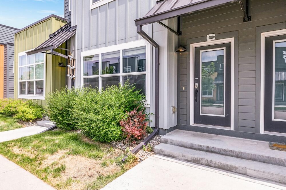 Spectacular Townhome Near Breweries and River District! view 2