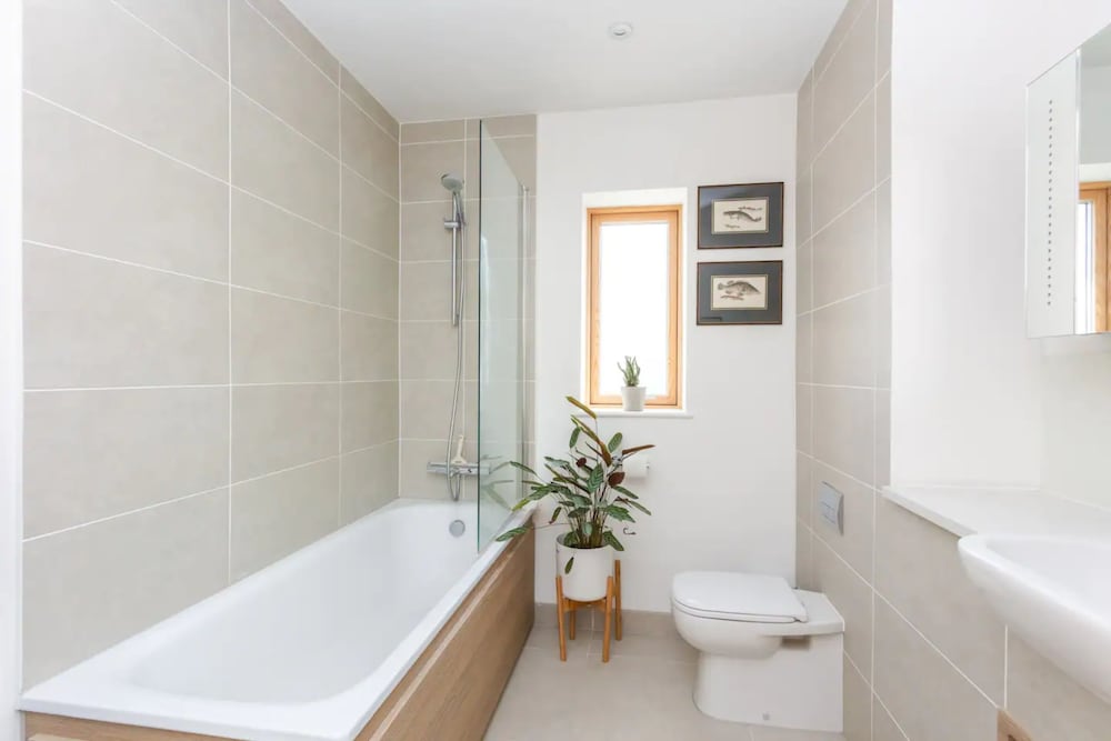 Bright 2 Bedroom Apartment Near Victoria Park