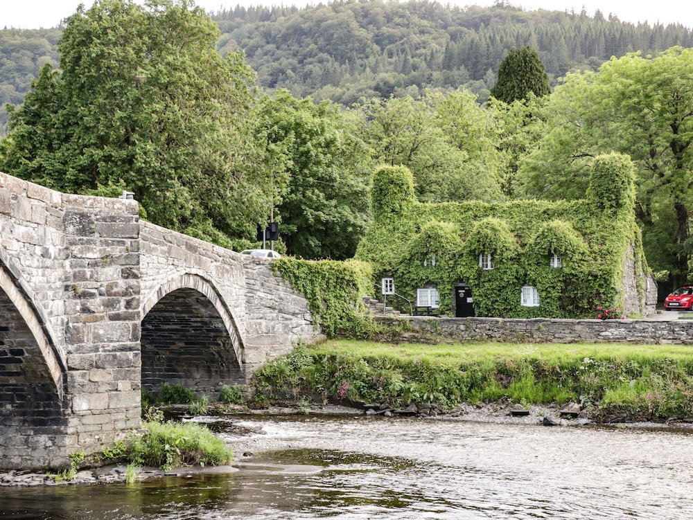 Coed Derw Isaf