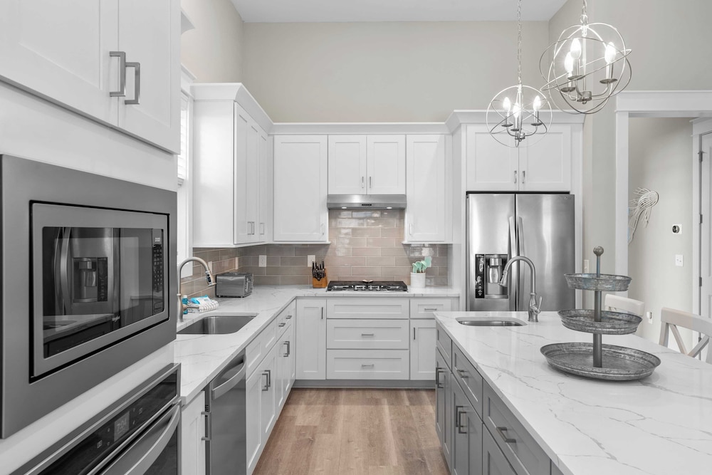 Mins to Beach Access + Pet-friendly + Golf Cart 30A White Sands by Avantstay