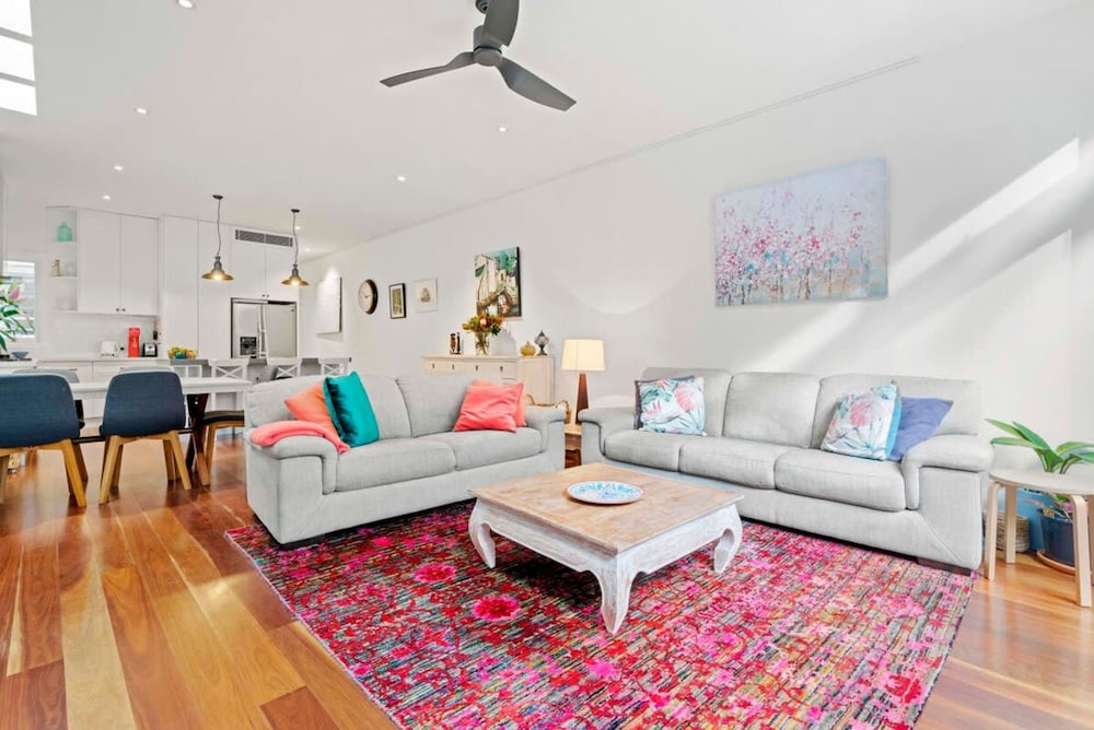 Bright Home in Trendy Newtown Close to the Park