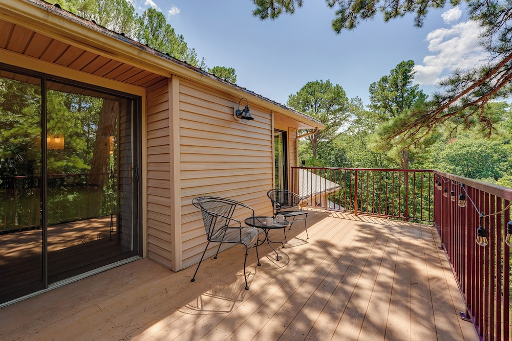 0.5 Mi to Table Rock Lake: Ozark Mountains Cabin