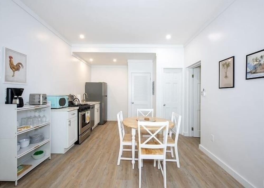 Laughing Bird Studio #7 - Brand New Stylish Apartment, Pool, Bea 1 Bedroom Condo, photo 30