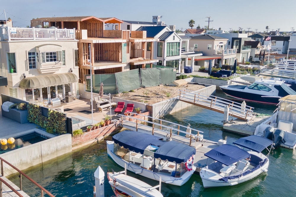 Canalfront Charmer by Avantstay Waterfront w Private Dock Hot Tub