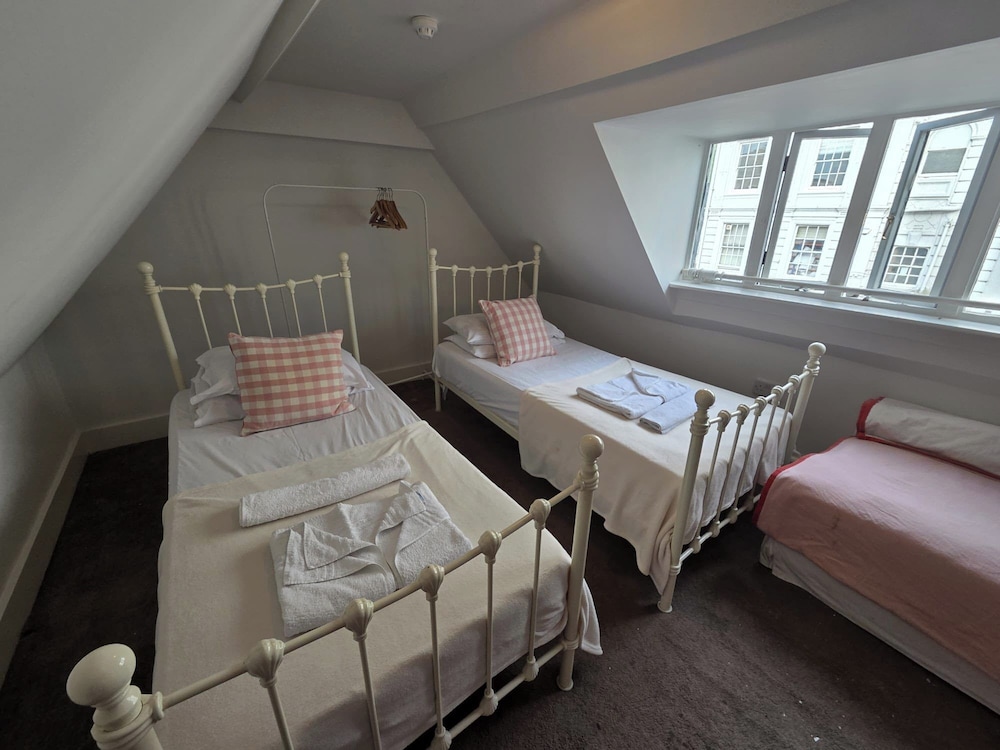 3-bed Seaside Haven - Sleeps 7 & Pet Friendly