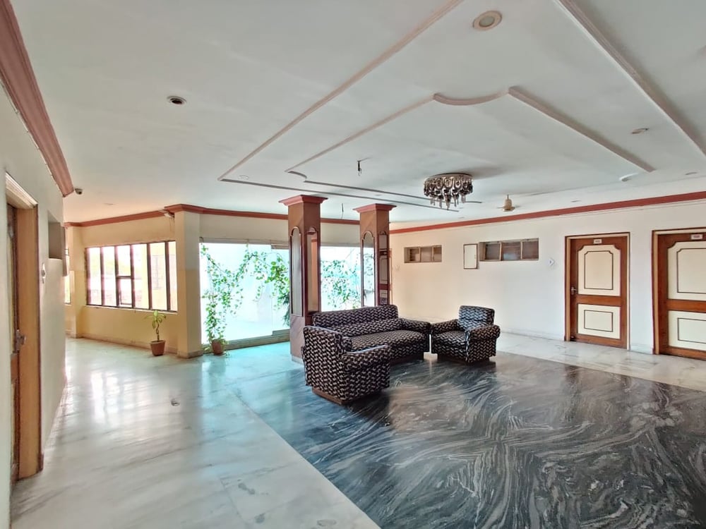 Lobby & Reception