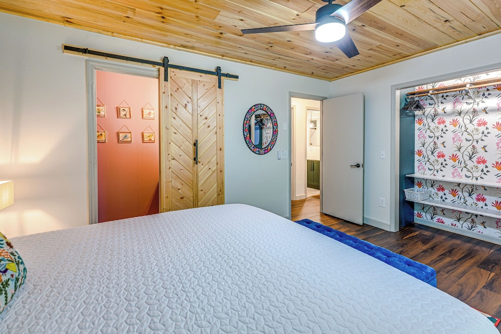 Renovated Franklin Home w/ Mountain-view Deck! view 5