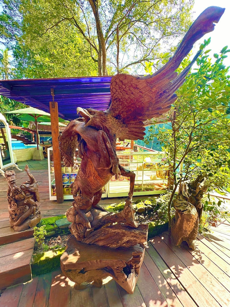 Puunee Wild River Resto & Villa's