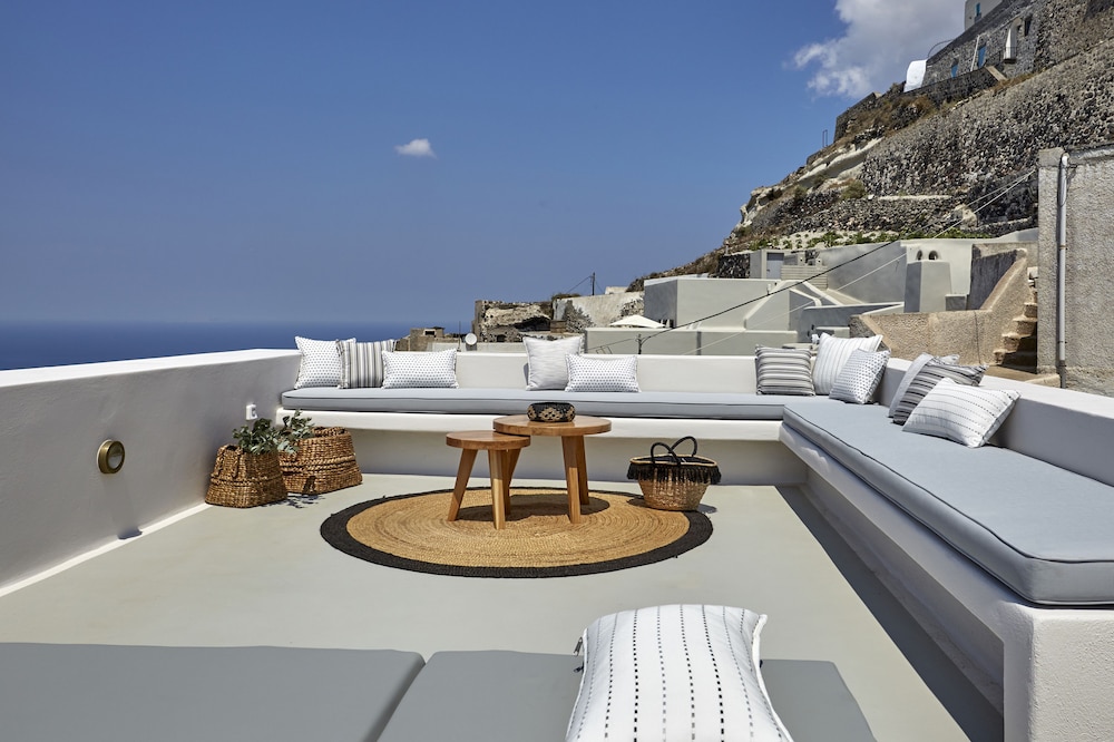 White and Co. La Torre Suites
