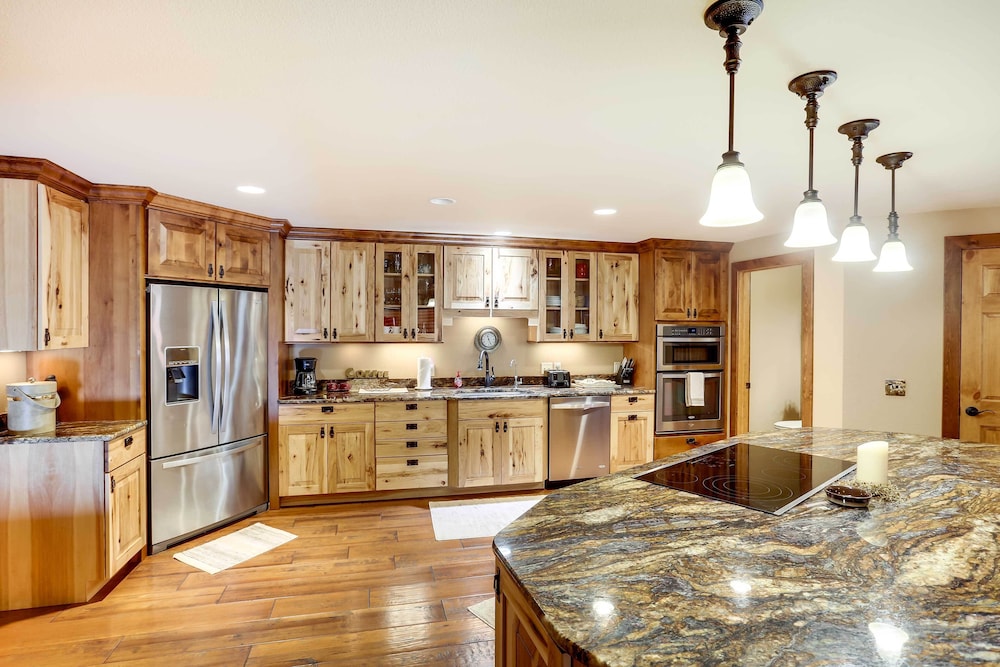 Modern Deadwood Apt With Mountain Views & Grill!