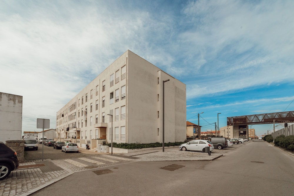 Espinho Modern 3 Bedroom Apartment by Vacationy