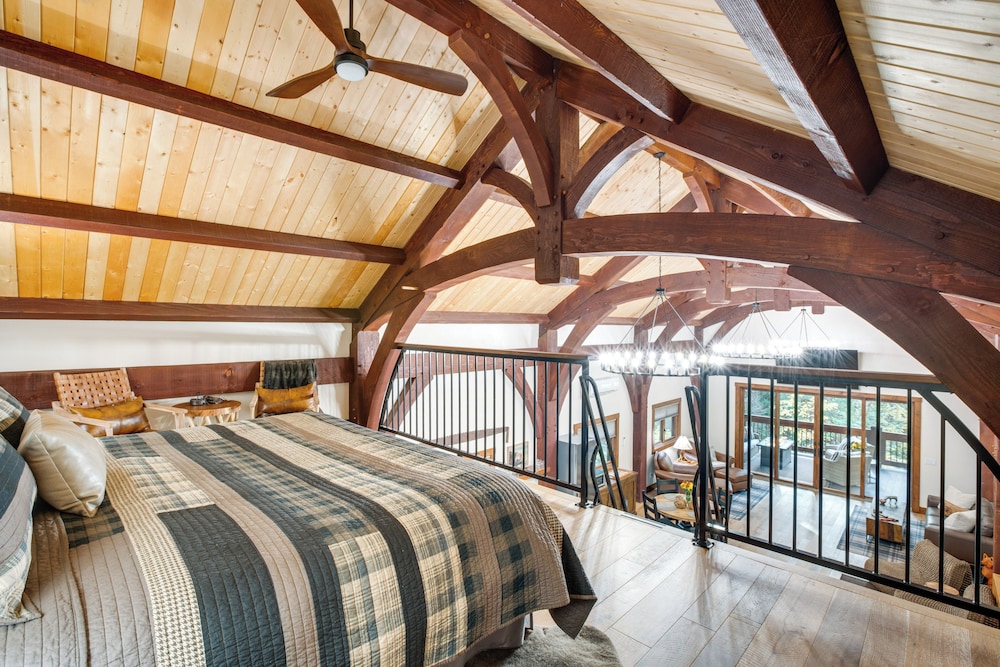Bear Lodge Waterfront Cabin w/ Level 2 EV Charger