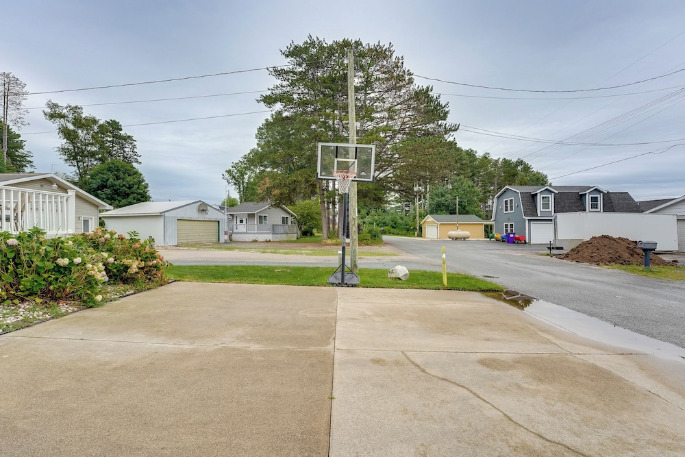 1 Mi to Silver Lake Sand Dunes: Family Gem w/ Yard
