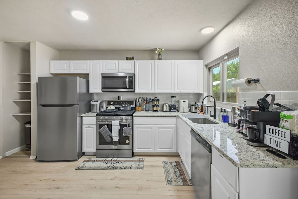 Cozy 3BR Home Family-friendly Near Attractions