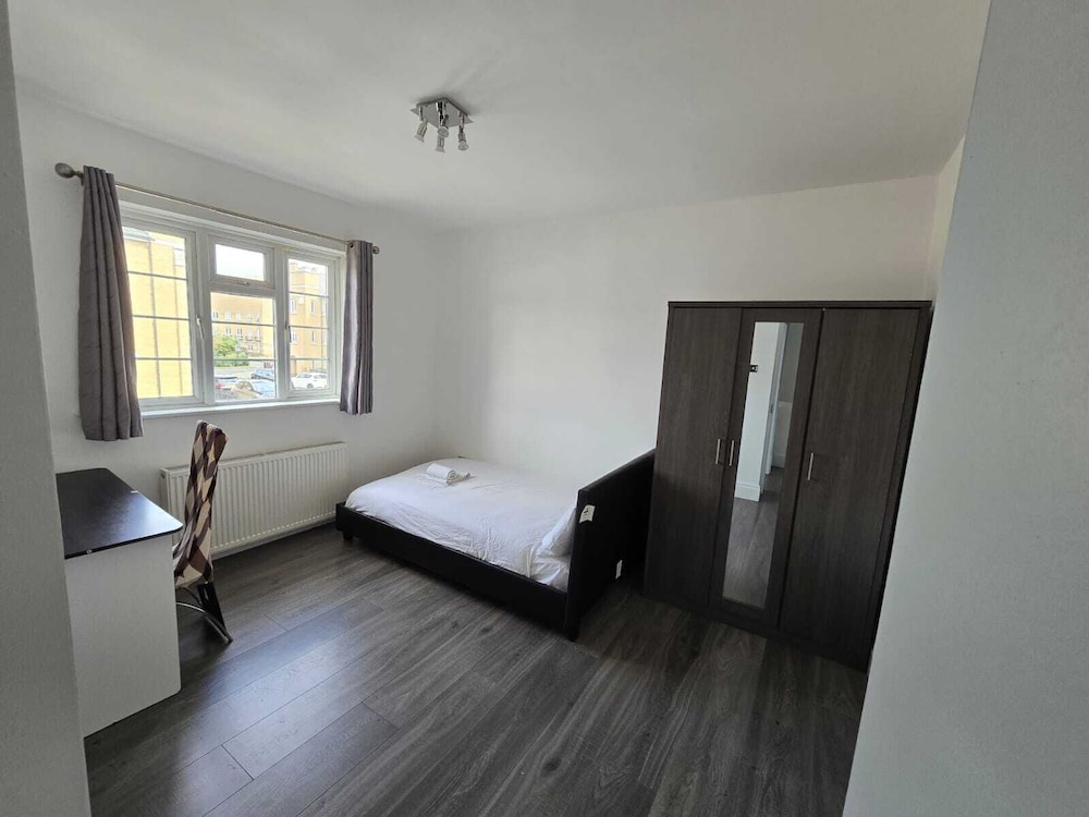 Room in Guest Room - Limehouse Townhomes With Modern Spacious Serviced Double Room