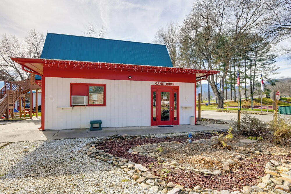 Blue Ridge Base Camp: Resort Cabin in Waynesville
