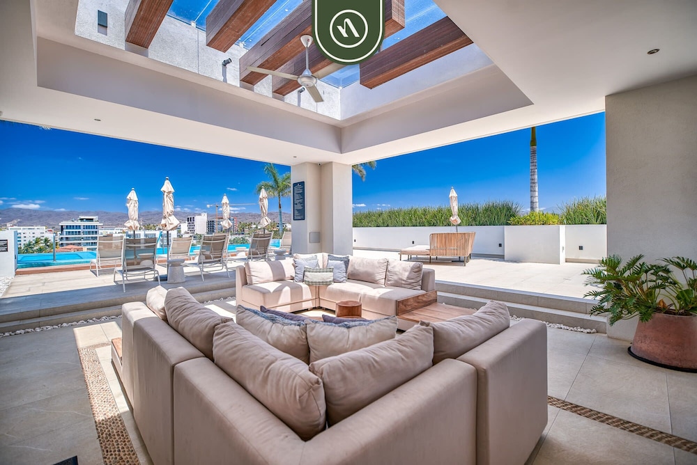 2BR Condo With Rooftop Pool - 2 Min Walk to Beach